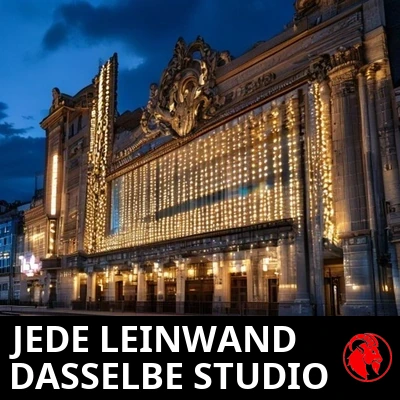 Ein altes Kino-Vordach in der Abenddämmerung mit Reihen identischer, beleuchteter leerer Tafeln. Bildunterschrift: Jede Leinwand, dasselbe Studio