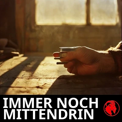 Eine wettergegerbte Hand hält eine einzige Schraube über einer unordentlichen Werkbank, im goldenen Licht. Bildunterschrift: Er ist immer noch mittendrin in der Sache