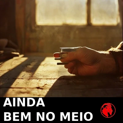 Uma mão calejada segurando um único parafuso sobre uma bancada bagunçada sob luz dourada. Legenda: Ainda bem no meio do processo