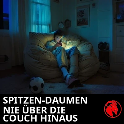 Ein im Sitzsack versunkener Teenager, nur vom Schein seines Handys beleuchtet, neben einem unberührten Fußball auf dem Boden. Bildunterschrift: ELITE-DAUMENGESCHWINDIGKEIT, OBERHALB DES SOFAS NICHT NACHWEISBAR.