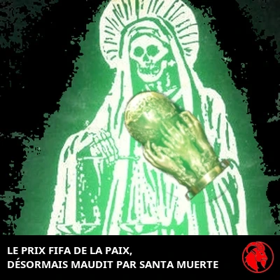 La Santa Muerte berçant le trophée maudit du prix de la paix de la FIFA