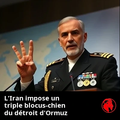 Un commandant de la marine iranienne au pupitre désignant une carte marine