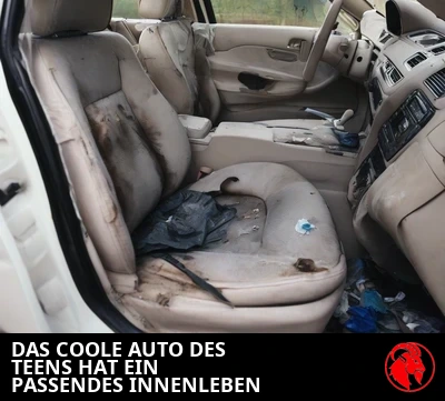 Der ramponierte Innenraum eines heruntergekommenen Honda Civic, abgenutzte fleckige Stoffsitze mit aufgerissener Polsterung und Müll auf dem Boden, mit der Bildunterschrift: Der süße, süße Schlitten des Teenagers hat einen passenden Innenraum