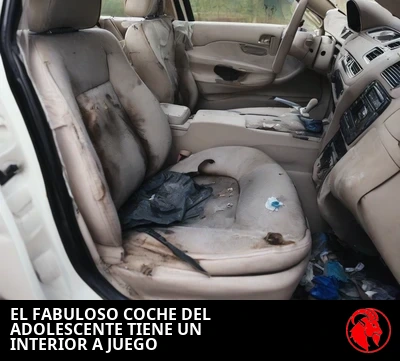 El interior destrozado de un Honda Civic hecho polvo, asientos de tela manchados y gastados con la tapicería rota y basura por el suelo, con el pie de foto: el cochazo del adolescente tiene un interior a la altura