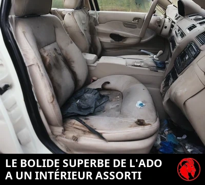 L'habitacle ravagé d'une Honda Civic défoncée, des sièges en tissu usé et taché à la sellerie déchirée et des déchets par terre, avec la légende : le superbe, superbe bolide de l'ado a un intérieur à la hauteur
