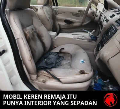 Interior berantakan dari sebuah Honda Civic yang reyot, jok kain yang aus dan bernoda dengan pelapis robek serta sampah di lantai, dengan takarir: tunggangan kesayangan sang remaja punya interior yang setara