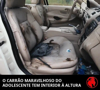 O interior detonado de um Honda Civic surrado, bancos de tecido manchados e gastos com estofamento rasgado e lixo no chão, com a legenda: o carro maravilhoso do adolescente tem um interior à altura