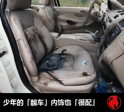 一辆破旧本田思域脏乱不堪的内饰，磨损发污的布座椅，椅面破裂，地板上扔满垃圾，配图说：少年这辆心爱座驾的内饰，跟车况倒是相当般配