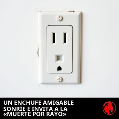 Un enchufe eléctrico de pared estadounidense de una sola toma cuyas ranuras y orificio de tierra parecen una cara sonriente y amistosa. Pie de foto: Un enchufe amistoso sonríe e invita a la «Muerte Relámpago».