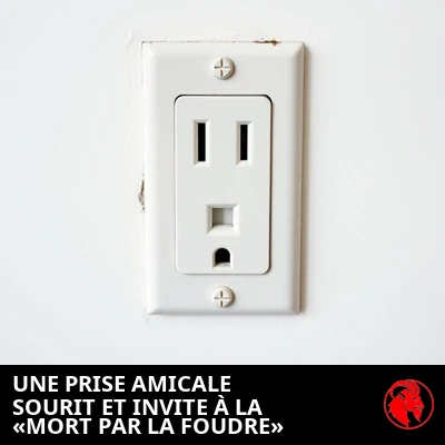 Une prise électrique murale américaine à un seul réceptacle dont les fentes et le trou de mise à la terre évoquent un visage souriant et amical. Légende : la prise amicale sourit et invite à la 'Lightning Death'.