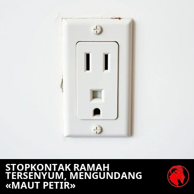 Sebuah stopkontak listrik dinding satu lubang ala Amerika yang celah-celah dan lubang arde-nya menyerupai wajah yang tersenyum ramah. Keterangan: Stopkontak ramah tersenyum, mengundang 'Kematian Petir'.